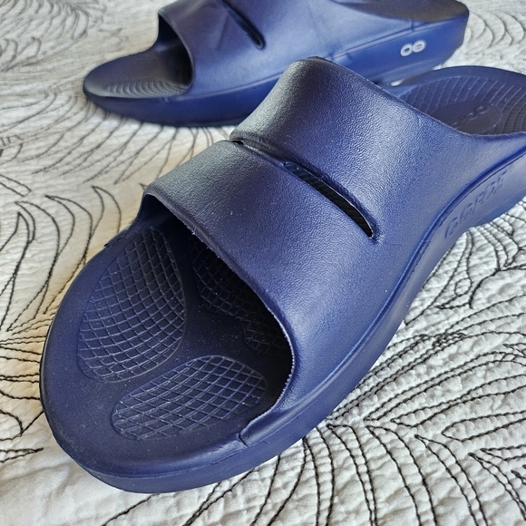 VGUC OOFOS Ooahh Recovery Slide Sandals Deep Navy Comfort Unisex M8 W10 - Picture 3 of 14